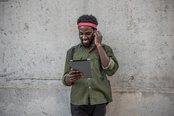 Junger Schwarzer Mann Hört Musik Über Kopfhörer Mit Einem Elektronischen — Stockfoto
