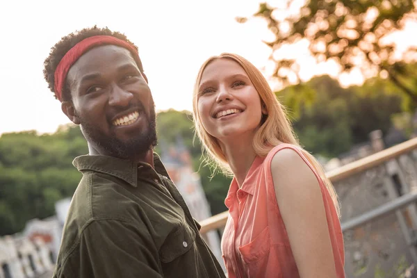 Ein Junges Fröhliches Paar Dem Ein Dunkelhäutiger Mann Und Eine — Stockfoto