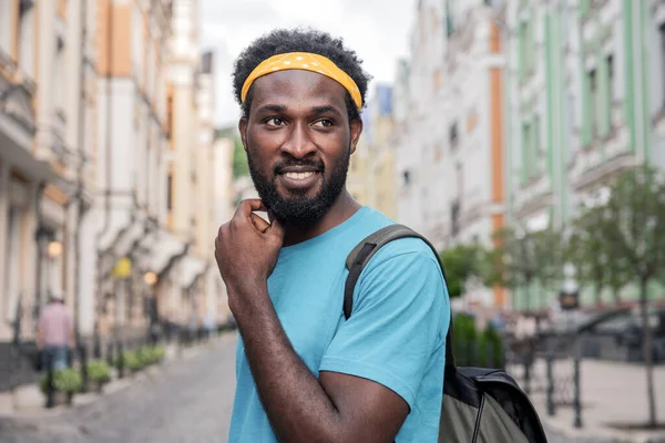 Ein Junger Schwarzer Mann Lacht Während Mit Einem Rucksack Durch — Stockfoto