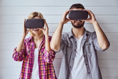 Sanal kutulara bakan neşeli çift ve hareketli eller.