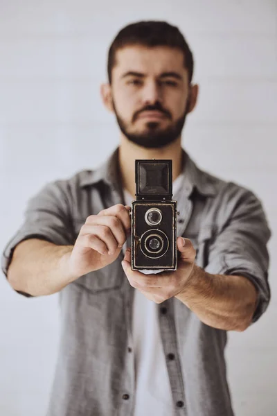 Jovem Homem Emocional Fotografar Com Câmera Velha Fundo Luz — Fotografia de Stock