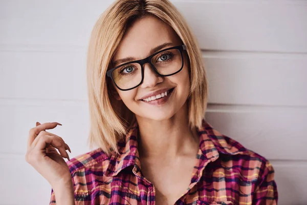 Retrato Una Joven Hermosa Rubia Sobre Fondo Claro Con Gafas —  Fotos de Stock