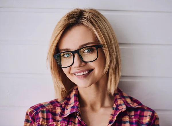Retrato Una Joven Hermosa Rubia Sobre Fondo Claro Con Gafas — Foto de Stock