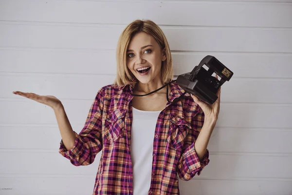 Young Emotional Girl While Shooting Old Camera Light Background — Stock Photo, Image