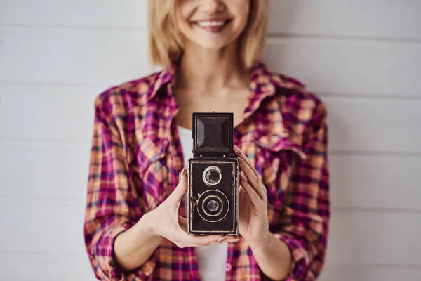 Ung Känslomässig Flicka När Fotograferar Med Gammal Kamera Ljus Bakgrund — Stockfoto