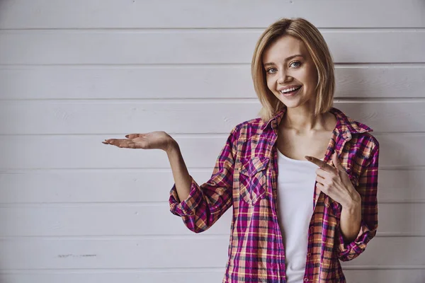 Retrato Joven Alegre Emocional Hermosa Rubia Sobre Fondo Claro —  Fotos de Stock