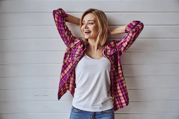 Portret Van Jong Vrolijk Emotioneel Mooi Blond Meisje Lichte Achtergrond — Stockfoto