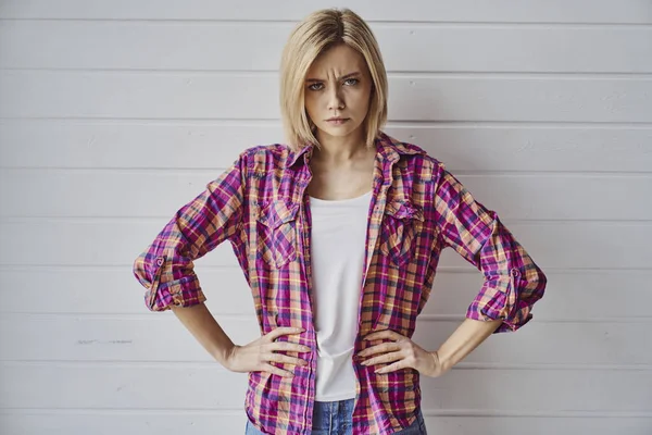 Portret Van Jong Vrolijk Emotioneel Mooi Blond Meisje Lichte Achtergrond — Stockfoto