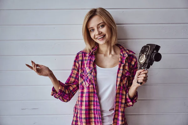 Genç Duygusal Kız Arka Planda Eski Kamerayla Çekim Yapıyor — Stok fotoğraf