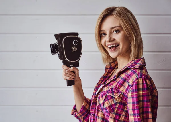 Mladý Emocionální Dívka Při Natáčení Starým Fotoaparátem Světlém Pozadí — Stock fotografie