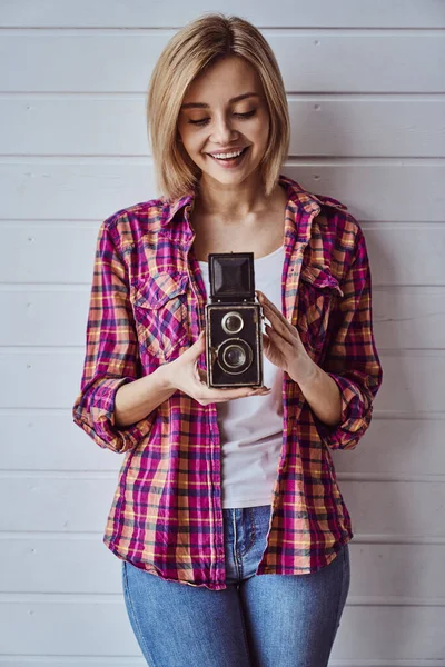 Joven Chica Emocional Durante Rodaje Con Cámara Vieja Fondo Luz — Foto de Stock