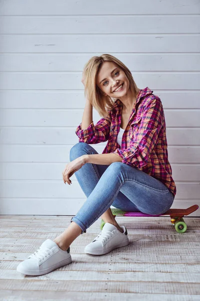 Retrato Joven Alegre Hermosa Chica Rubia Sentada Monopatín Sonriendo Cámara — Foto de Stock