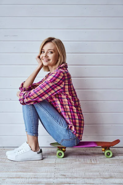 Ritratto Giovane Allegra Bella Ragazza Bionda Seduta Skateboard Sorridente Alla — Foto Stock