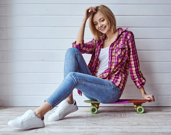 Πορτρέτο Του Νεαρού Χαρούμενο Όμορφο Ξανθό Κορίτσι Κάθεται Στο Skateboard — Φωτογραφία Αρχείου