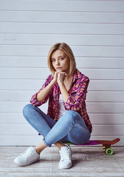 Porträtt Ung Glad Vacker Blond Flicka Sitter Skateboard Och Ler — Stockfoto