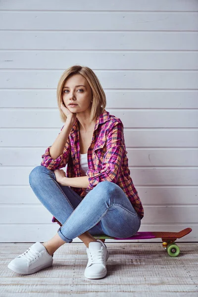 Portrét Mladé Veselé Krásné Blondýny Dívka Sedí Skateboardu Usmívá Kameru — Stock fotografie