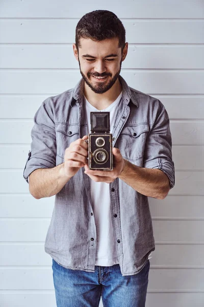 Jonge Emotionele Man Tijdens Het Fotograferen Met Oude Camera Lichte — Stockfoto