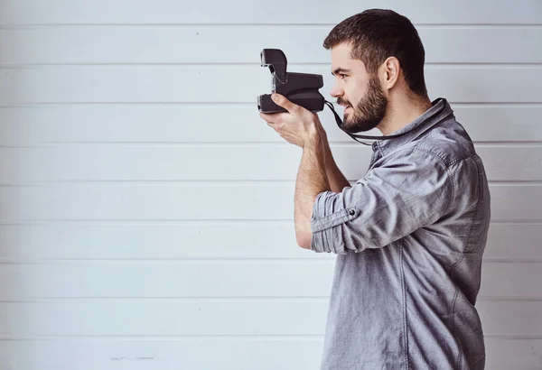 Genç Duygusal Bir Adam Arka Planda Eski Bir Kamerayla Çekim — Stok fotoğraf