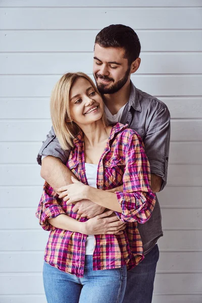 Retrato Jovem Alegre Casal Amoroso Sorrindo Olhando Para Câmera Abraçando — Fotografia de Stock