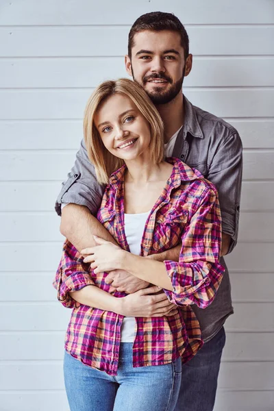 Retrato Jovem Alegre Casal Amoroso Sorrindo Olhando Para Câmera Abraçando — Fotografia de Stock