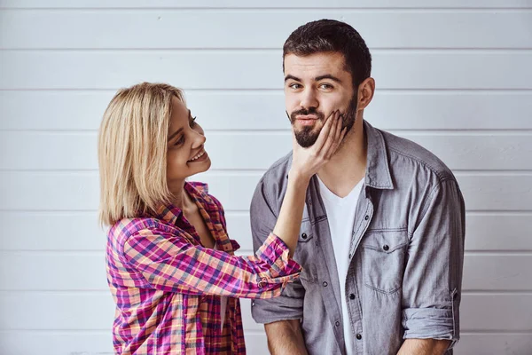 Retrato Jovem Alegre Casal Amoroso Sorrindo Olhando Para Câmera Abraçando — Fotografia de Stock