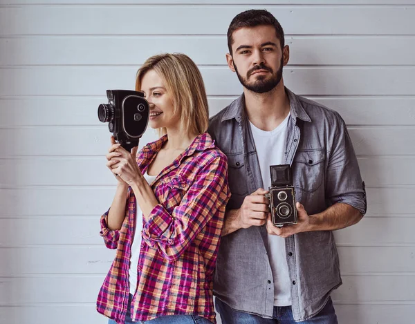 Giovane Coppia Felice Durante Riprese Con Vecchia Macchina Fotografica Sfondo — Foto Stock