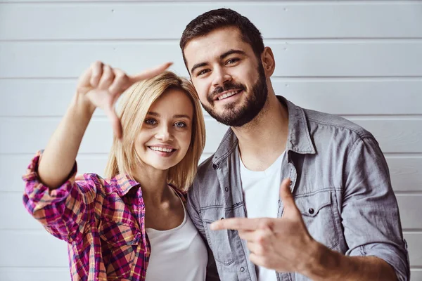 Retrato Joven Pareja Alegre Cariñosa Sonriendo Mirando Cámara Abrazándose Unos — Foto de Stock