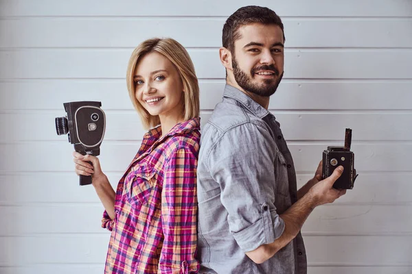 Junges Glückliches Paar Beim Dreh Mit Alter Kamera Auf Hellem — Stockfoto