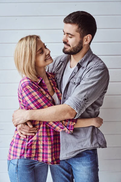 Retrato Joven Pareja Alegre Cariñosa Sonriendo Mirando Cámara Abrazándose Unos — Foto de Stock