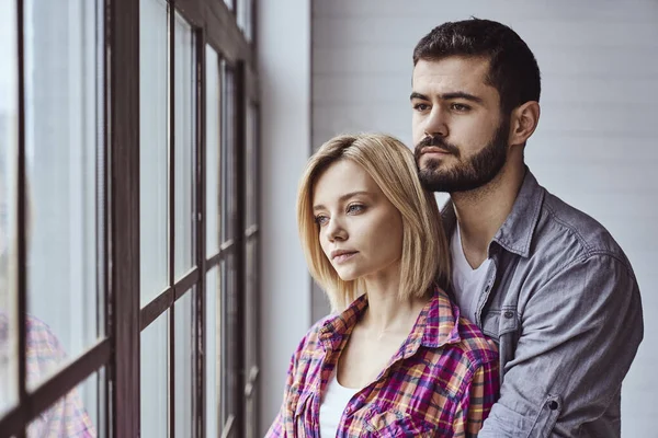 Retrato Jovem Casal Carinhoso Alegre Sorrindo Olhando Para Câmera Abraçando — Fotografia de Stock