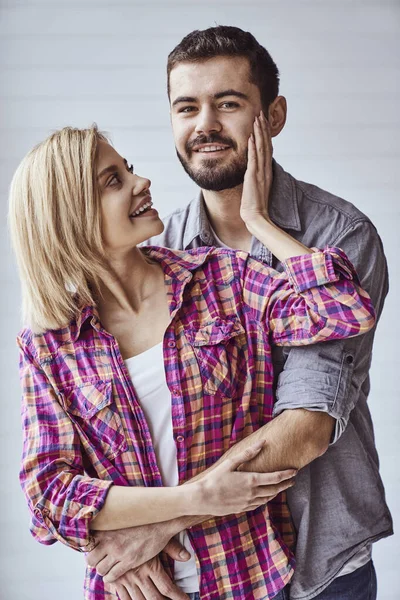 Portrait Jeune Couple Aimant Joyeux Souriant Regardant Caméra Embrassant Sur — Photo