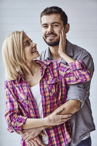 Retrato Jovem Alegre Casal Amoroso Sorrindo Olhando Para Câmera Abraçando — Fotografia de Stock