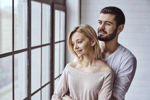 Genç Neşeli Bir Çiftin Portresi Gülümseyen Kameraya Bakan Birbirlerine Sarılan — Stok fotoğraf