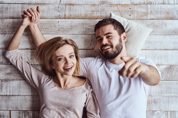 Giovane Felice Amorevole Coppia Fidanzato Fidanzata Sdraiato Sul Pavimento Guardando — Foto Stock