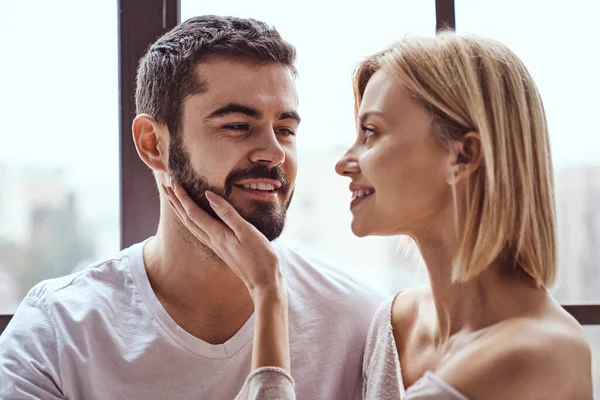 Retrato Joven Pareja Alegre Cariñosa Sonriendo Mirando Cámara Abrazándose Mirando — Foto de Stock