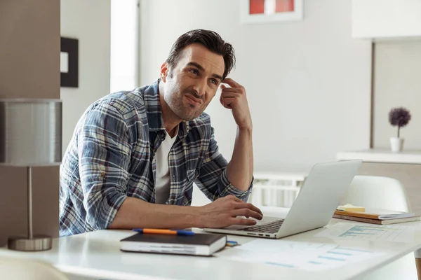 Jonge Mannelijke Zakenman Tijdens Het Werken Afstand Met Laptop Zitten — Stockfoto