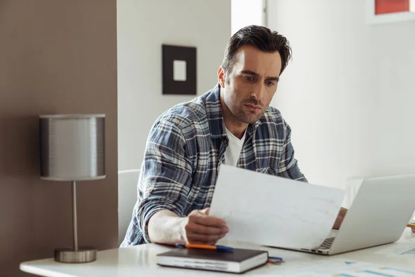 Junge Männliche Geschäftsmann Während Der Arbeit Aus Der Ferne Mit — Stockfoto