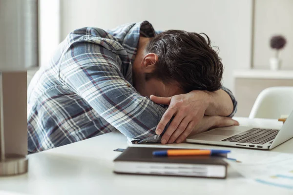 Junge Männliche Geschäftsmann Während Der Arbeit Aus Der Ferne Mit — Stockfoto