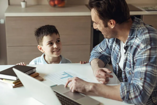 Vader Het Werk Afstand Met Laptop Aan Tafel Thuis Keuken — Stockfoto