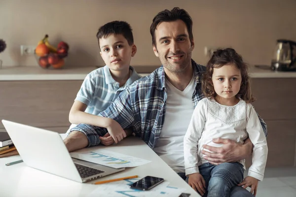 Pai Trabalho Remotamente Com Laptop Documentos Sentados Uma Mesa Casa — Fotografia de Stock