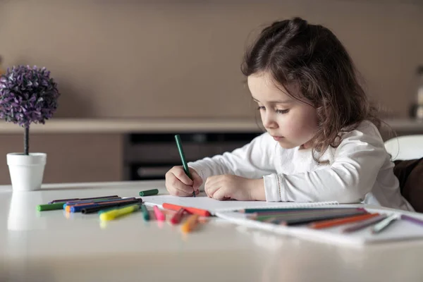 Piccola Ragazza Felice Seduta Tavolo Casa Cucina Disegna Disegno Con — Foto Stock