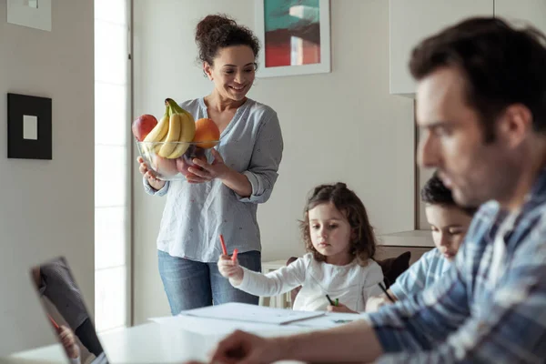 Mamá Trata Padre Con Fruta Mientras Trabaja Casa Con Una — Foto de Stock