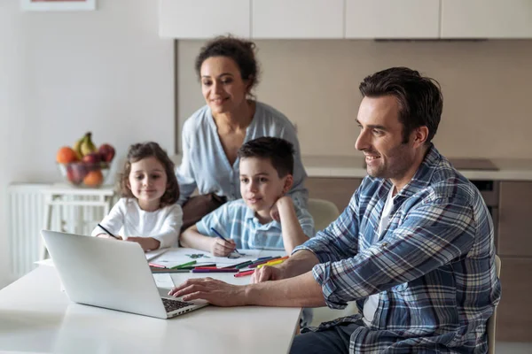 Mamá Ayuda Pequeña Hija Hijo Dibujar Mientras Padre Trabaja Casa — Foto de Stock