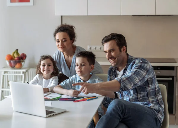 Mamma Aiuta Figlioletta Figlio Disegnare Mentre Padre Lavora Casa Con — Foto Stock