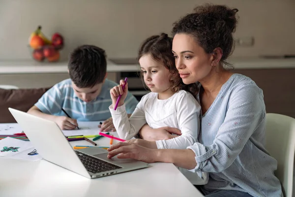 Mamá Casa Con Computadora Documentos Sentados Mesa Cocina Hijita Hijo — Foto de Stock