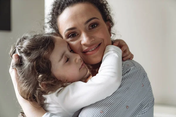 Buena Familia Madre Hija Hijita Abrazando Madre Con Una Sonrisa — Foto de Stock