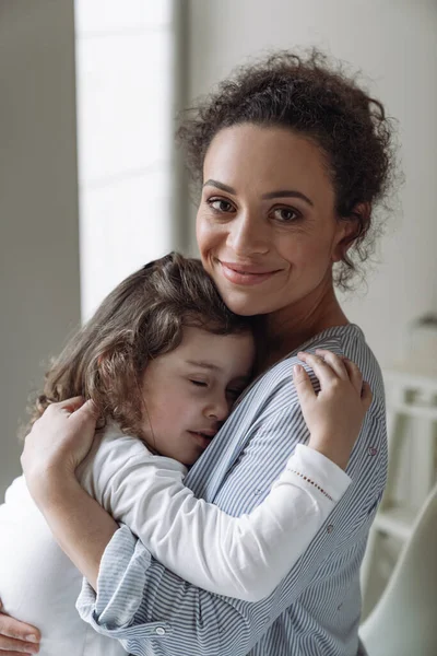 Buona Famiglia Madre Figlia Figlia Piccola Che Abbraccia Sua Madre — Foto Stock