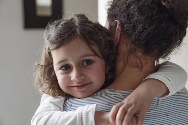 Buena Familia Madre Hija Hijita Abrazando Mamá Con Una Sonrisa — Foto de Stock