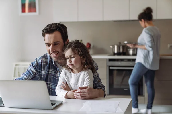 Joven Freelancer Trabajando Casa Con Computadora Documentos Con Hija Sentada — Foto de Stock