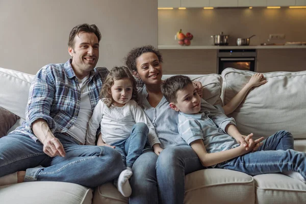 Giovane Famiglia Allegra Dove Papà Mamma Piccolo Figlio Figlia Seduti — Foto Stock